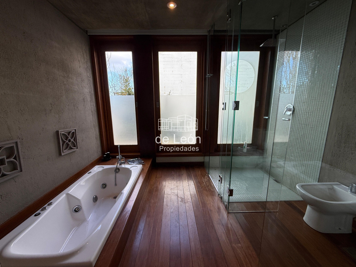 Casa ID.15302 - Importante casa de 4 dormitorios y servicio en El Chorro, La Barra