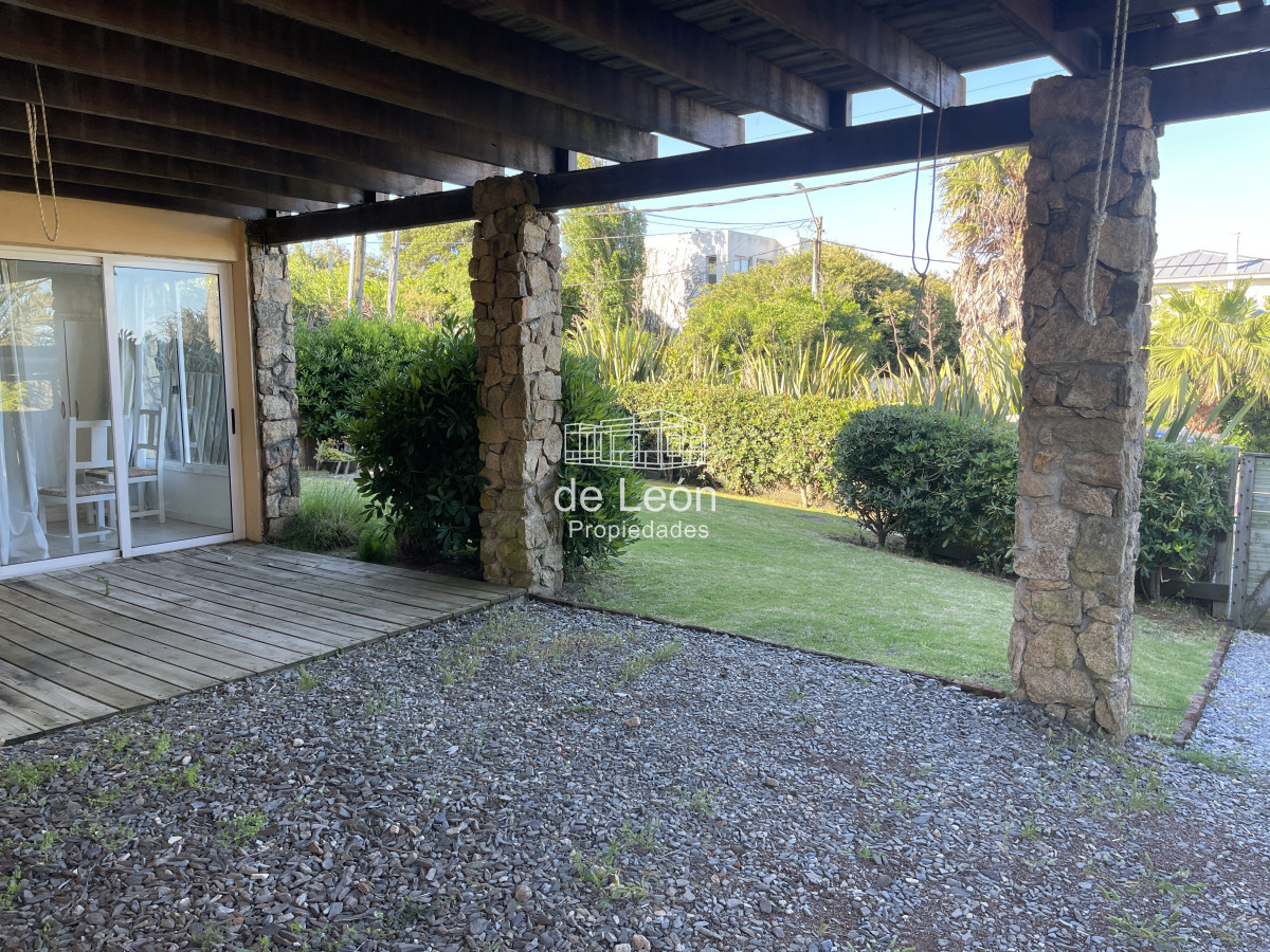 Casa ID.15151 - Casa de 4 dormitorios y servicio en venta a 1 cuadra de la playa El Chorro