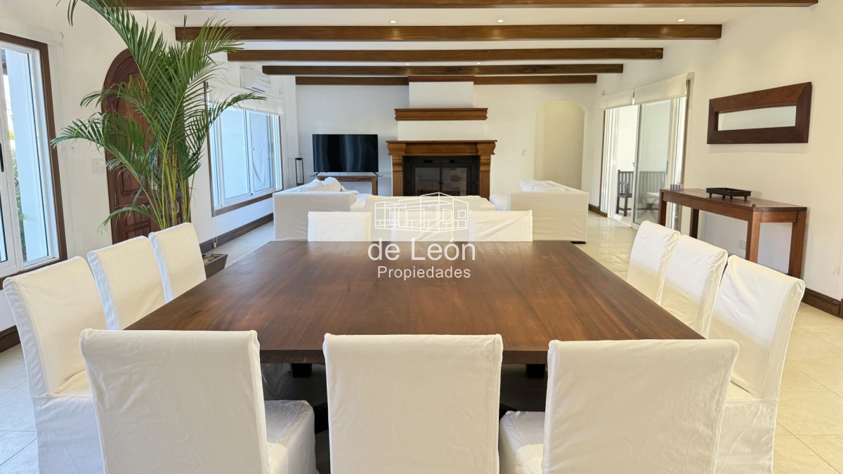 Casa ID.123 - Hermosa casa muy bien ubicada a pocas cuadras del centro de La Barra y de playa Montoya. Cuenta con 6 dormitorios en suite, piscina.