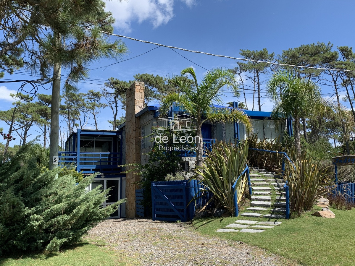 Casa ID.160 - Casa bien ubicada con vistas al mar, piscina y amplio espacio exterior