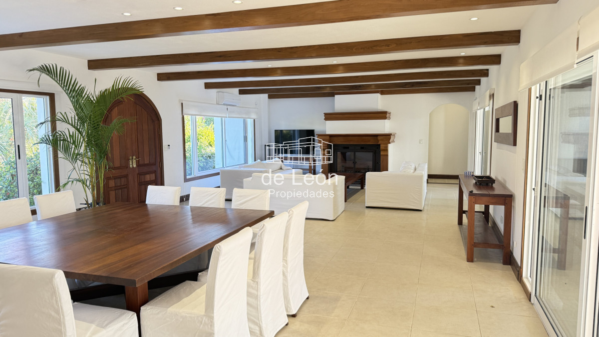 Casa ID.123 - Hermosa casa muy bien ubicada a pocas cuadras del centro de La Barra y de playa Montoya. Cuenta con 6 dormitorios en suite, piscina.