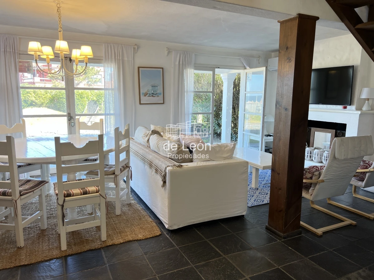 Casa ID.14916 - Casa en Montoya con excelente vista al mar, de 4 dormitorios más servicio 