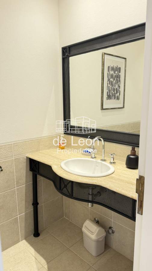 Casa ID.123 - Hermosa casa muy bien ubicada a pocas cuadras del centro de La Barra y de playa Montoya. Cuenta con 6 dormitorios en suite, piscina.