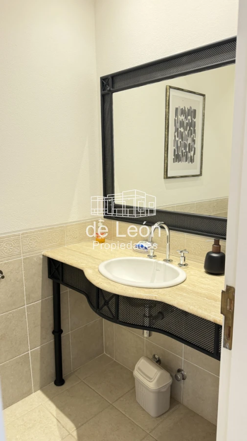 Casa ID.123 - Hermosa casa muy bien ubicada a pocas cuadras del centro de La Barra y de playa Montoya. Cuenta con 6 dormitorios en suite, piscina.
