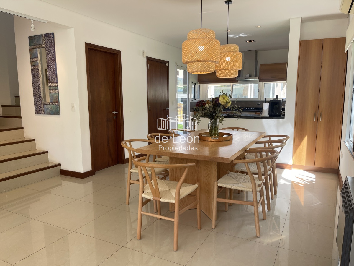 Casa ID.680 - Casa en La Barra, 3 dormitorios en suite y dependencia de servicio.