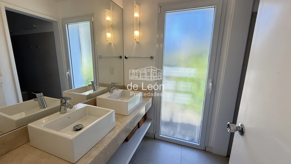 Casa ID.1244 - Casa en Laguna Blanca de 5 dormitorios y dependencia de servicio, piscina.