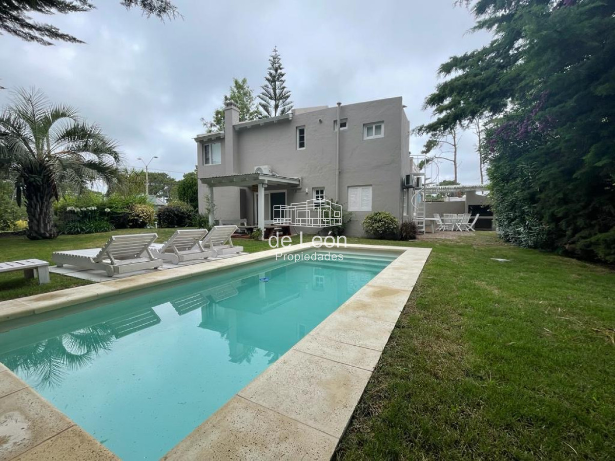 Casa ID.12 - Casa en venta reciclada a estilo moderno, con amplio jardín en Montoya, La Barra
