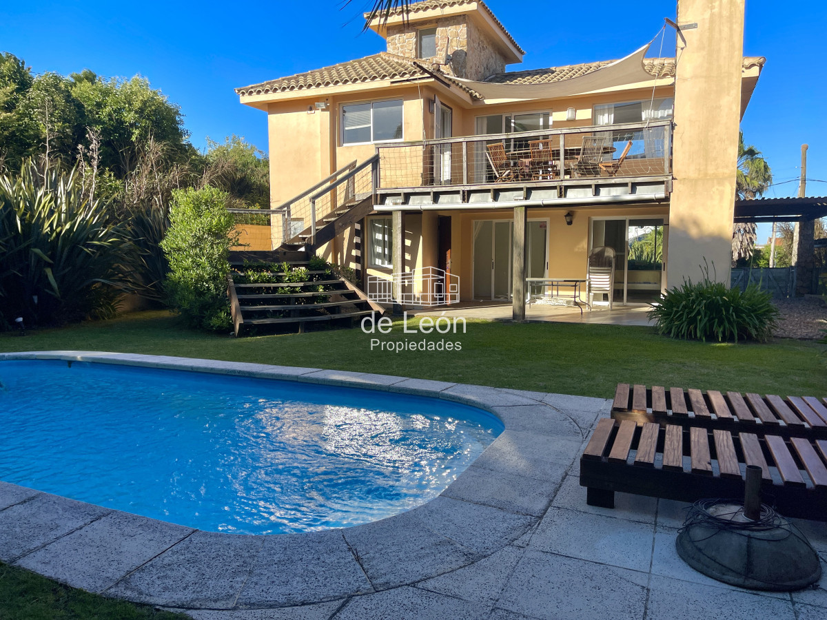 Casa ID.15151 - Casa de 4 dormitorios y servicio en venta a 1 cuadra de la playa El Chorro