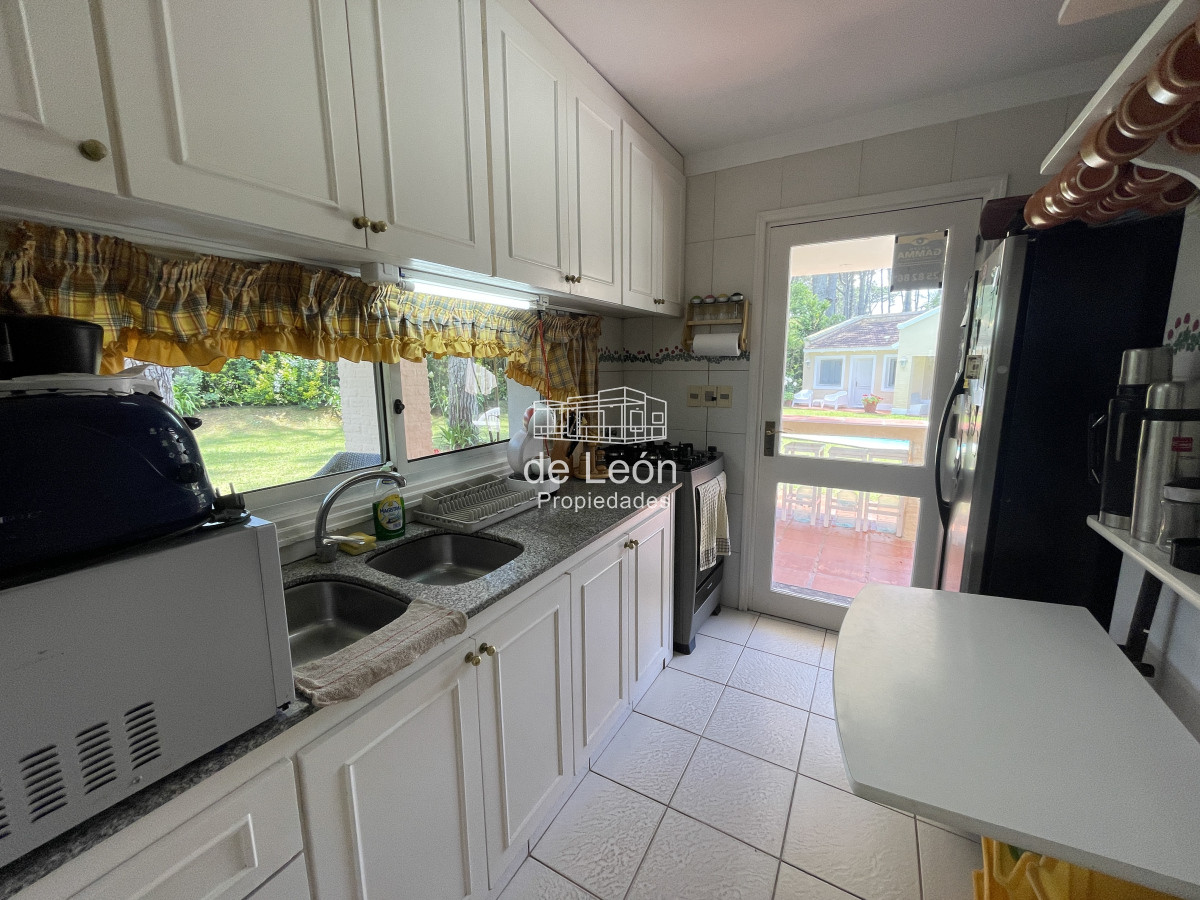 Casa ID.163 - Se vende gran casa de 4 dormitorios + servicio con piscina