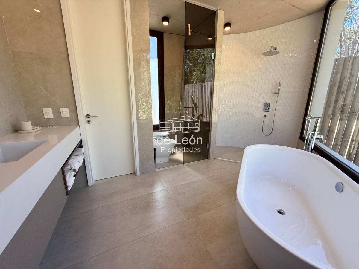 Casa ID.15324 - Espectacular casa de 4 dormitorios y servicio en barrio privado Reserva Montoya, La Barra