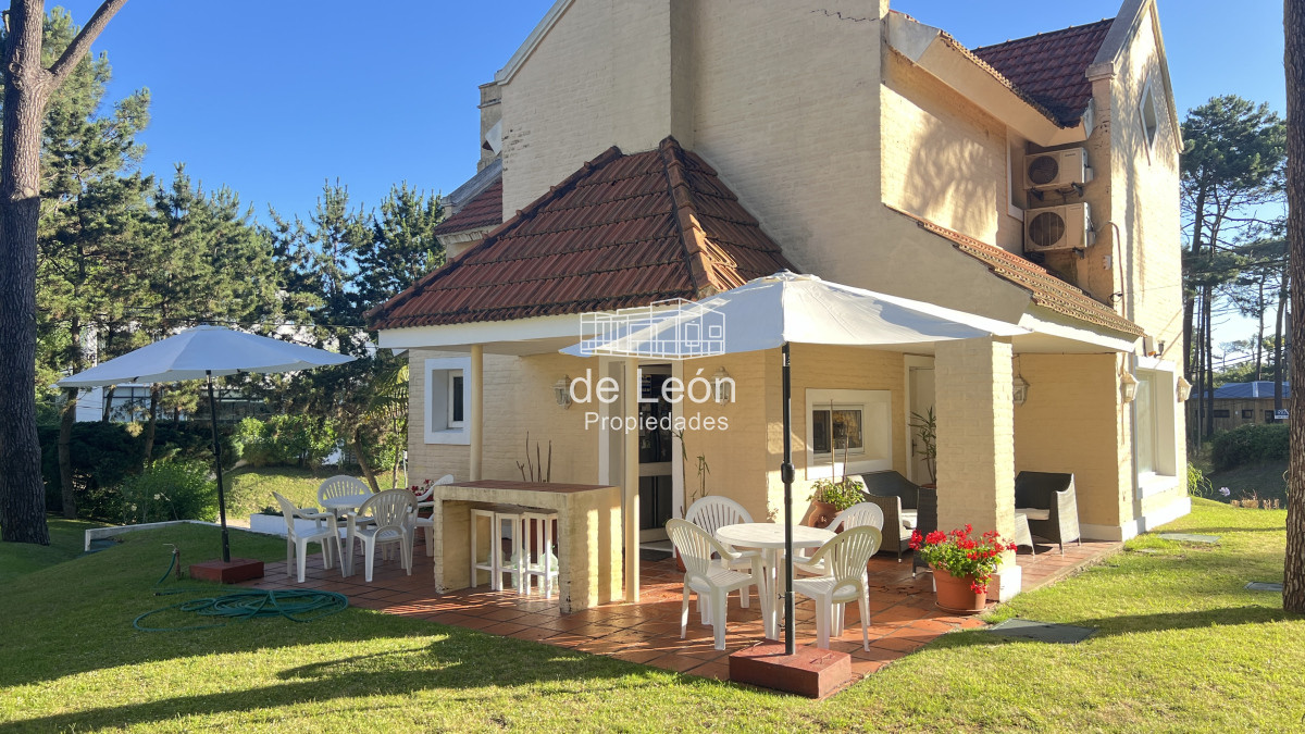 Casa ID.163 - Se vende gran casa de 4 dormitorios + servicio con piscina