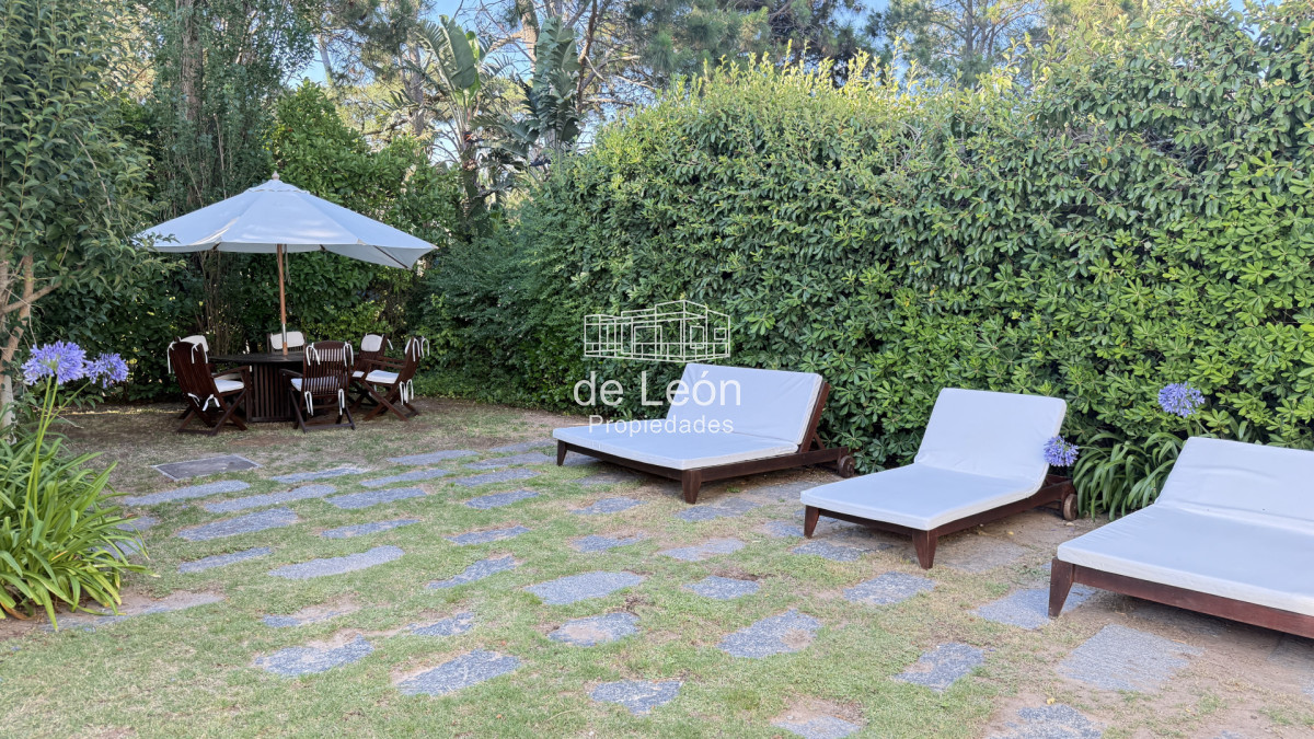 Casa ID.123 - Hermosa casa muy bien ubicada a pocas cuadras del centro de La Barra y de playa Montoya. Cuenta con 6 dormitorios en suite, piscina.