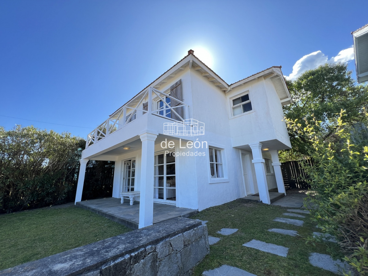 Casa ID.14916 - Casa en Montoya con excelente vista al mar, de 4 dormitorios más servicio 