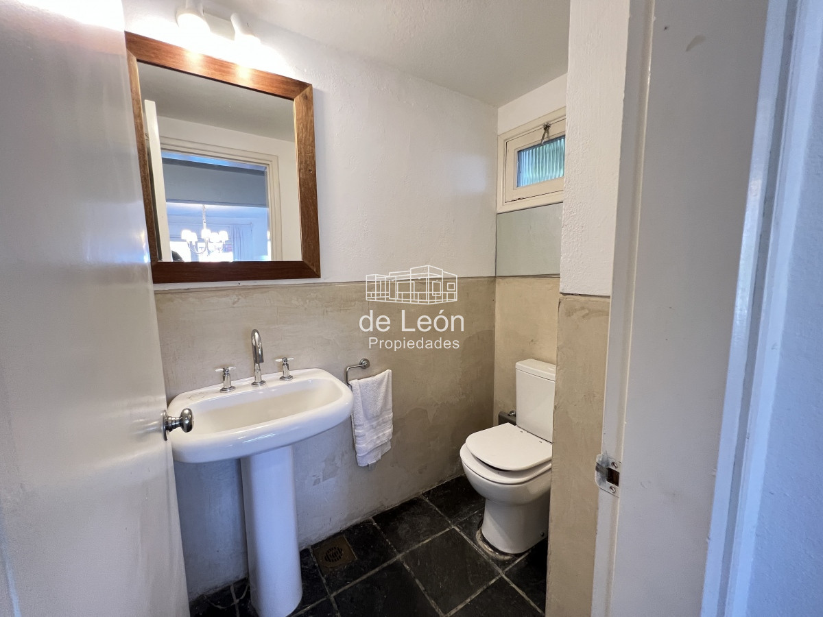 Casa ID.14916 - Casa en Montoya con excelente vista al mar, de 4 dormitorios más servicio 