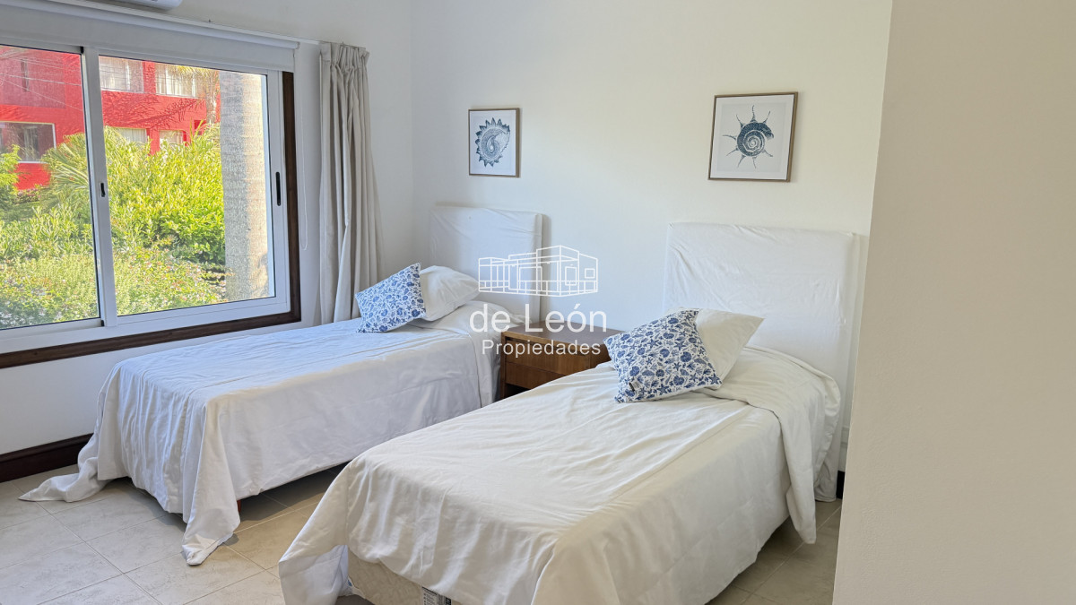 Casa ID.123 - Hermosa casa muy bien ubicada a pocas cuadras del centro de La Barra y de playa Montoya. Cuenta con 6 dormitorios en suite, piscina.