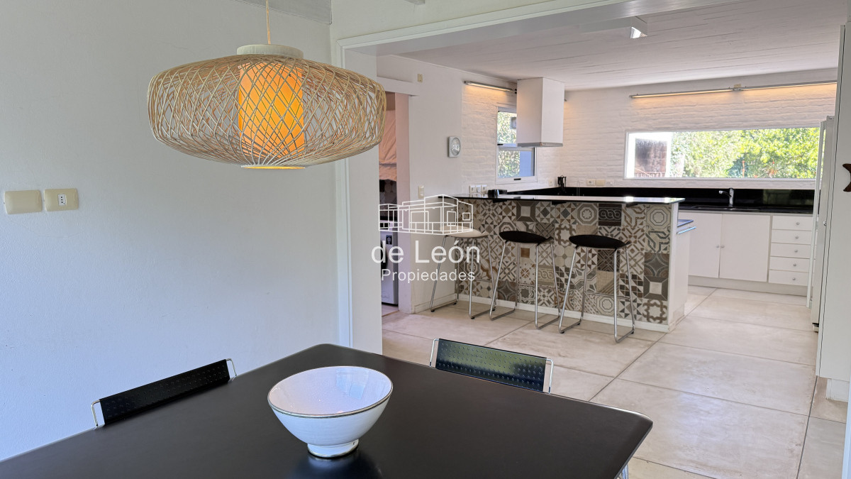 Casa ID.1244 - Casa en Laguna Blanca de 5 dormitorios y dependencia de servicio, piscina.