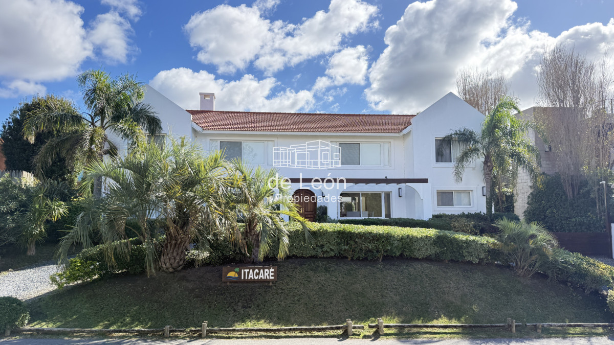 Casa ID.123 - Hermosa casa muy bien ubicada a pocas cuadras del centro de La Barra y de playa Montoya. Cuenta con 6 dormitorios en suite, piscina.
