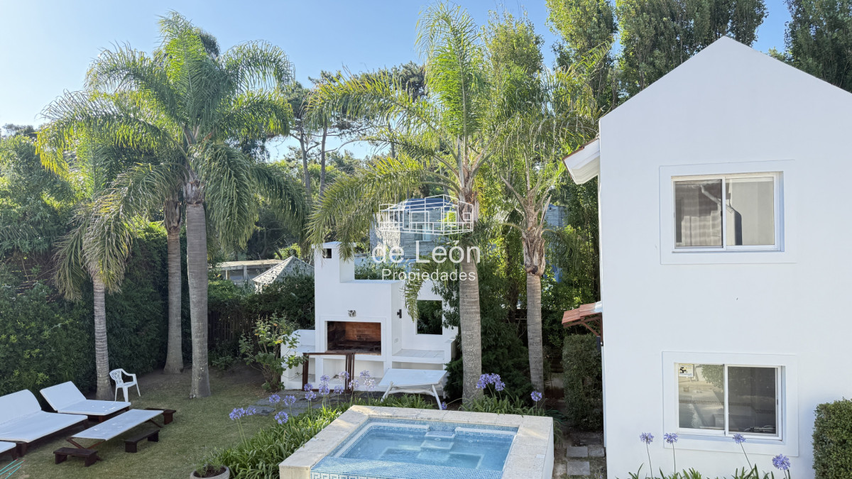 Casa ID.123 - Hermosa casa muy bien ubicada a pocas cuadras del centro de La Barra y de playa Montoya. Cuenta con 6 dormitorios en suite, piscina.