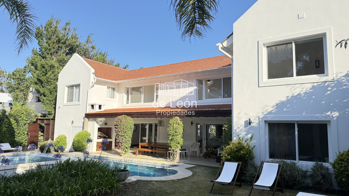 Casa ID.123 - Hermosa casa muy bien ubicada a pocas cuadras del centro de La Barra y de playa Montoya. Cuenta con 6 dormitorios en suite, piscina.