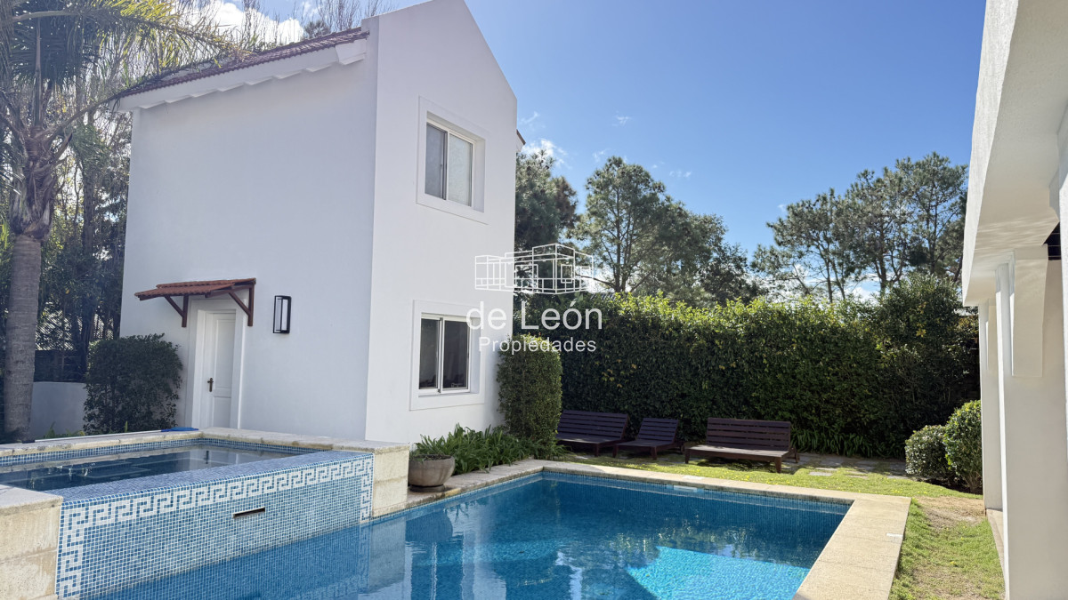 Casa ID.123 - Hermosa casa muy bien ubicada a pocas cuadras del centro de La Barra y de playa Montoya. Cuenta con 6 dormitorios en suite, piscina.