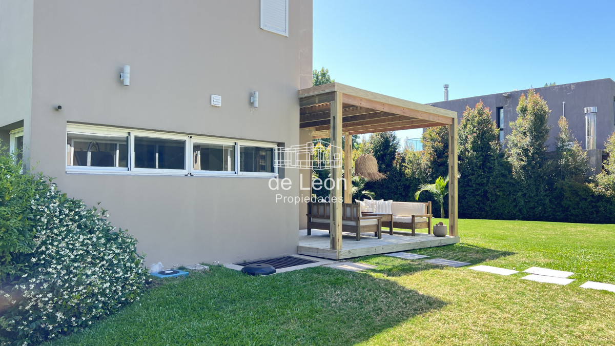 Casa ID.680 - Casa en La Barra, 3 dormitorios en suite y dependencia de servicio.