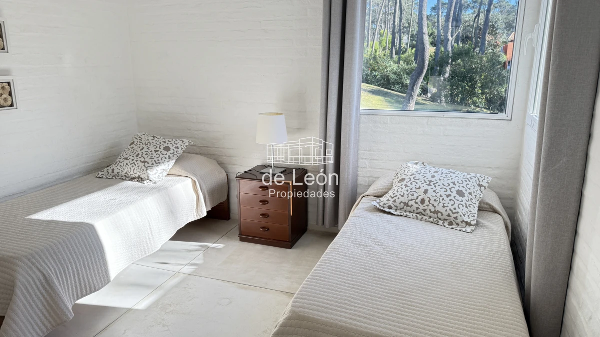 Casa ID.1244 - Casa en Laguna Blanca de 5 dormitorios y dependencia de servicio, piscina.