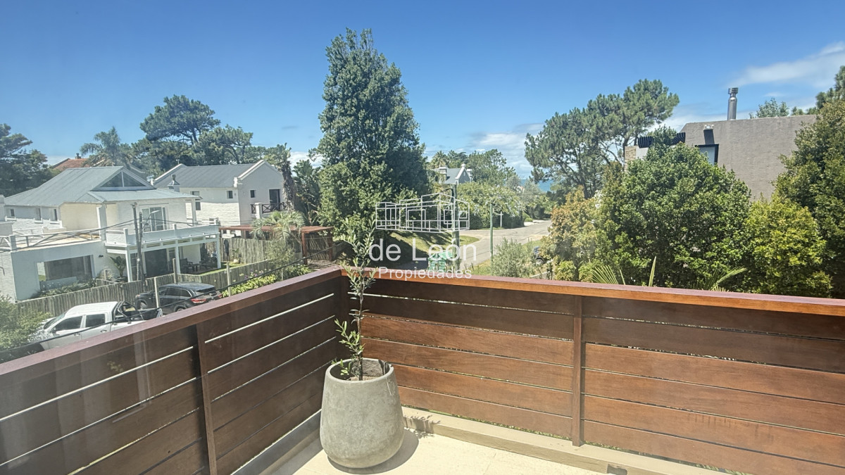 Casa ID.680 - Casa en La Barra, 3 dormitorios en suite y dependencia de servicio.