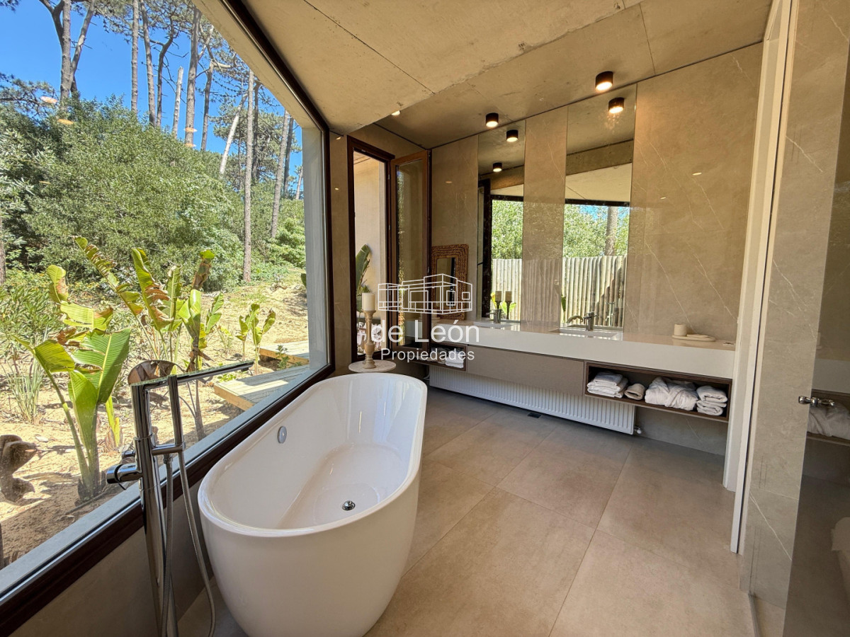 Casa ID.15324 - Espectacular casa de 4 dormitorios y servicio en barrio privado Reserva Montoya, La Barra