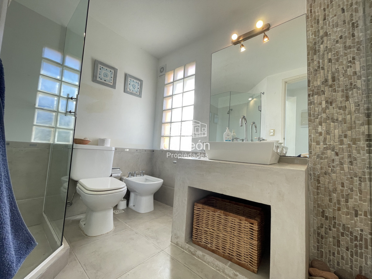Casa ID.15151 - Casa de 4 dormitorios y servicio en venta a 1 cuadra de la playa El Chorro