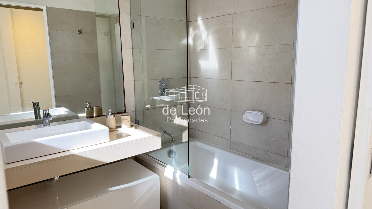 Casa ID.1244 - Casa en Laguna Blanca de 5 dormitorios y dependencia de servicio, piscina.