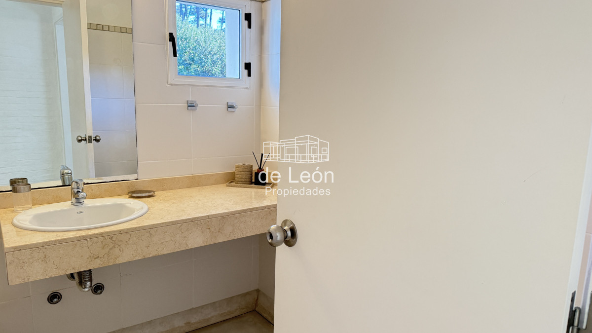 Casa ID.1244 - Casa en Laguna Blanca de 5 dormitorios y dependencia de servicio, piscina.