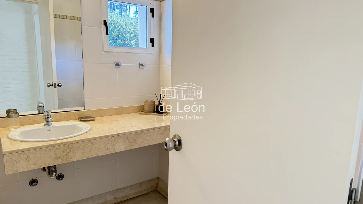 Casa ID.1244 - Casa en Laguna Blanca de 5 dormitorios y dependencia de servicio, piscina.