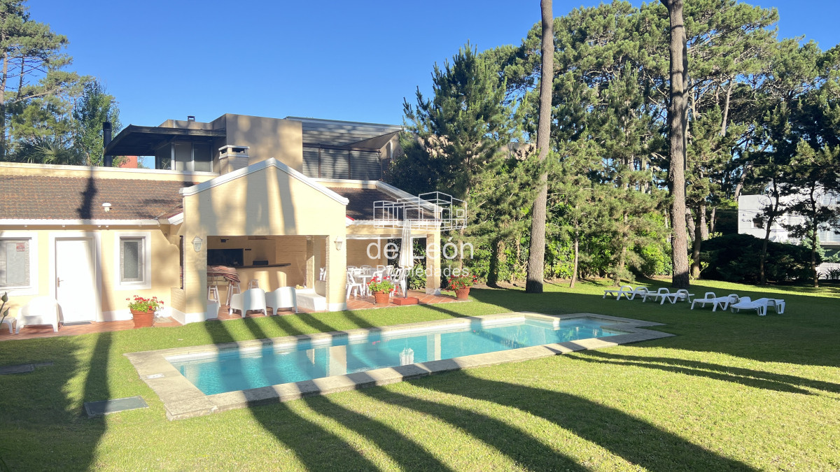 Casa ID.163 - Se vende gran casa de 4 dormitorios + servicio con piscina