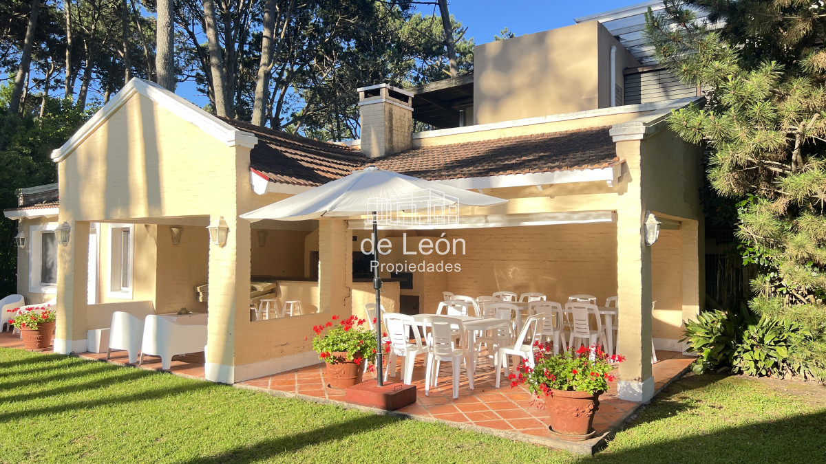 Casa ID.163 - Se vende gran casa de 4 dormitorios + servicio con piscina
