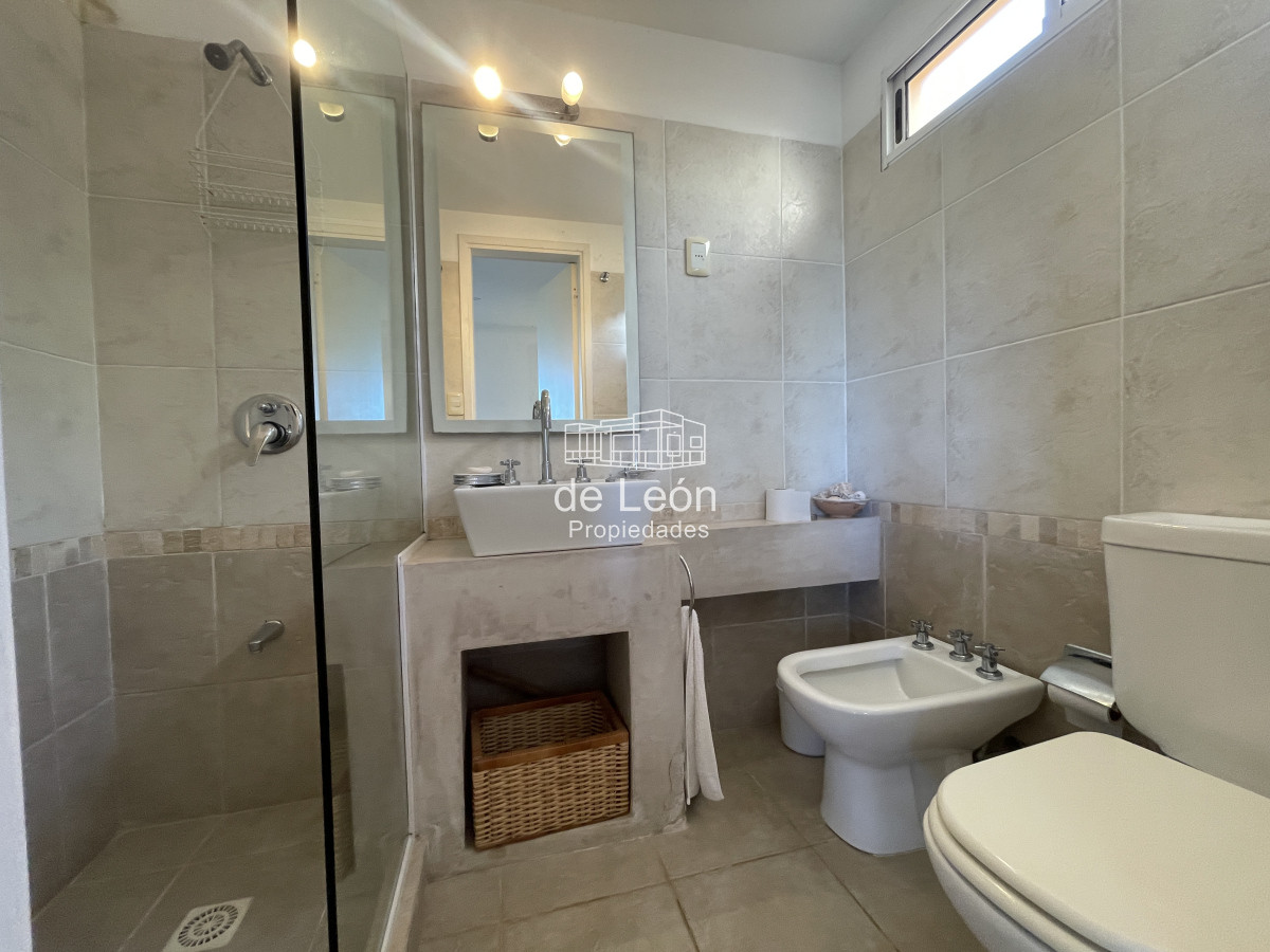 Casa ID.15151 - Casa de 4 dormitorios y servicio en venta a 1 cuadra de la playa El Chorro