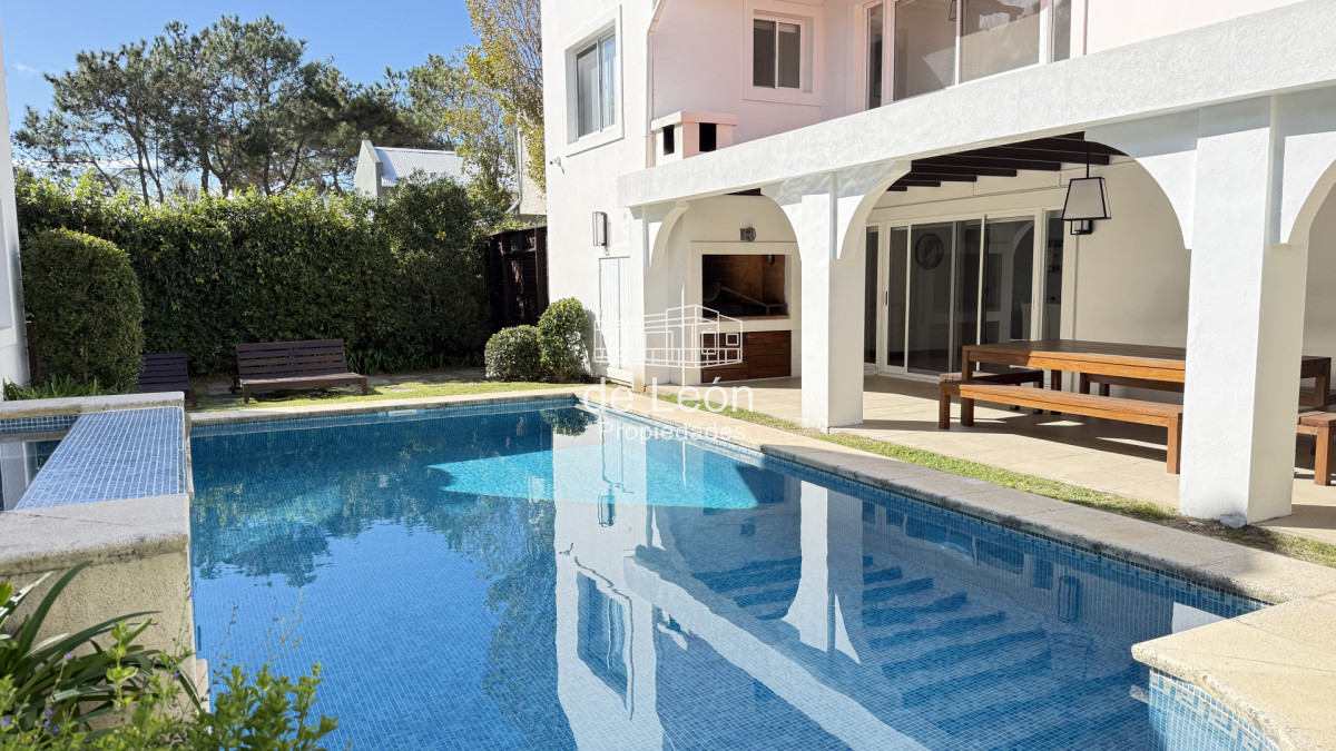 Casa ID.123 - Hermosa casa muy bien ubicada a pocas cuadras del centro de La Barra y de playa Montoya. Cuenta con 6 dormitorios en suite, piscina.