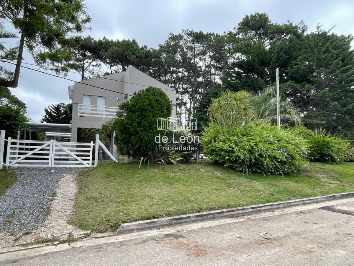 Casa ID.12 - Casa en venta reciclada a estilo moderno, con amplio jardín en Montoya, La Barra