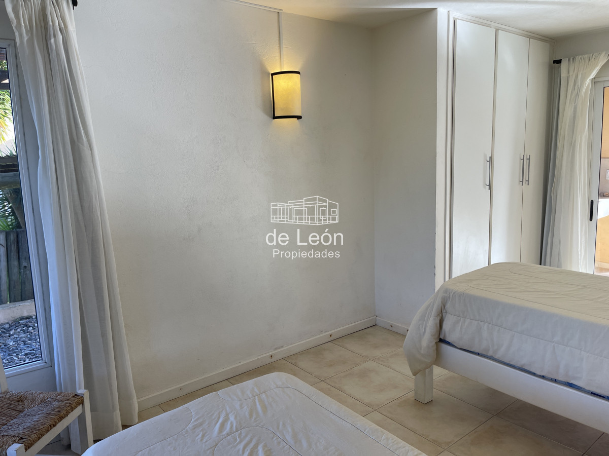 Casa ID.15151 - Casa de 4 dormitorios y servicio en venta a 1 cuadra de la playa El Chorro