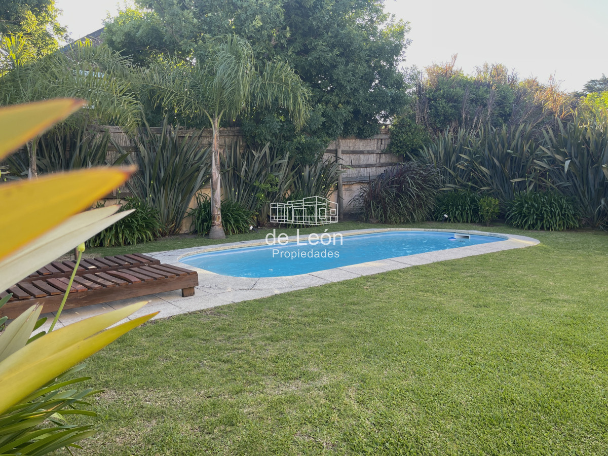 Casa ID.15151 - Casa de 4 dormitorios y servicio en venta a 1 cuadra de la playa El Chorro