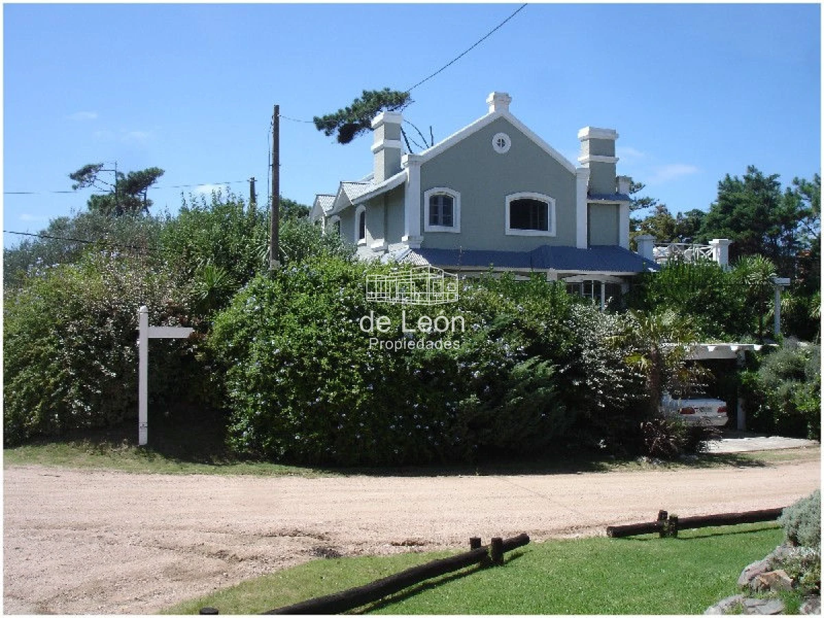 Casa en Venta & Alquiler de 7 Dormitorios en La Barra