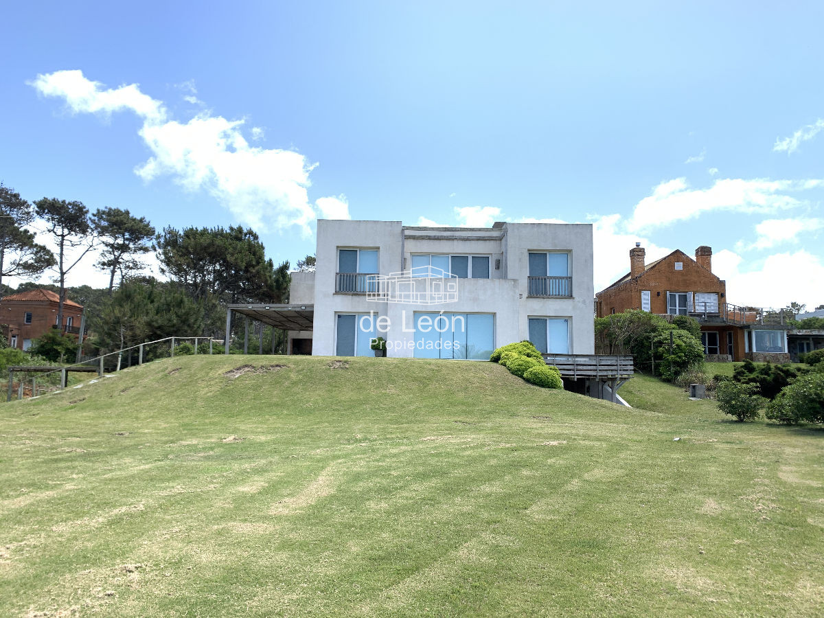 Casa ID.1231 - Espectacular casa contemporánea con amplios espacios, vistas al mar y al bosque en Montoya