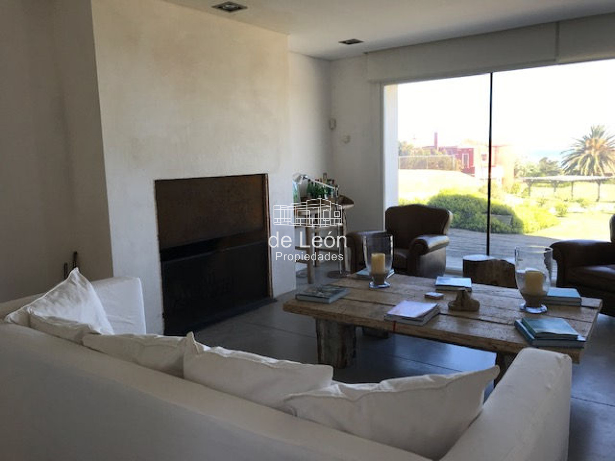 Casa ID.1231 - Espectacular casa contemporánea con amplios espacios, vistas al mar y al bosque en Montoya