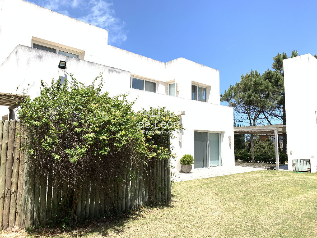 Casa ID.1231 - Espectacular casa contemporánea con amplios espacios, vistas al mar y al bosque en Montoya