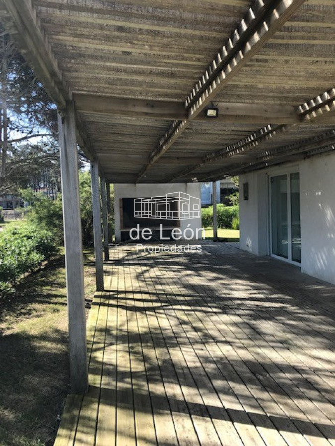 Casa ID.1231 - Espectacular casa contemporánea con amplios espacios, vistas al mar y al bosque en Montoya