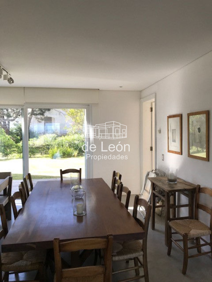 Casa ID.1231 - Espectacular casa contemporánea con amplios espacios, vistas al mar y al bosque en Montoya