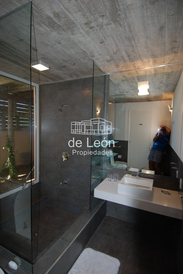 Casa ID.1460 - Casa en Laguna Blanca 5 dormitorios y dependencia de servicio