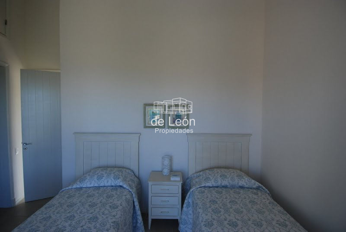 Casa ID.1460 - Casa en Laguna Blanca 5 dormitorios y dependencia de servicio