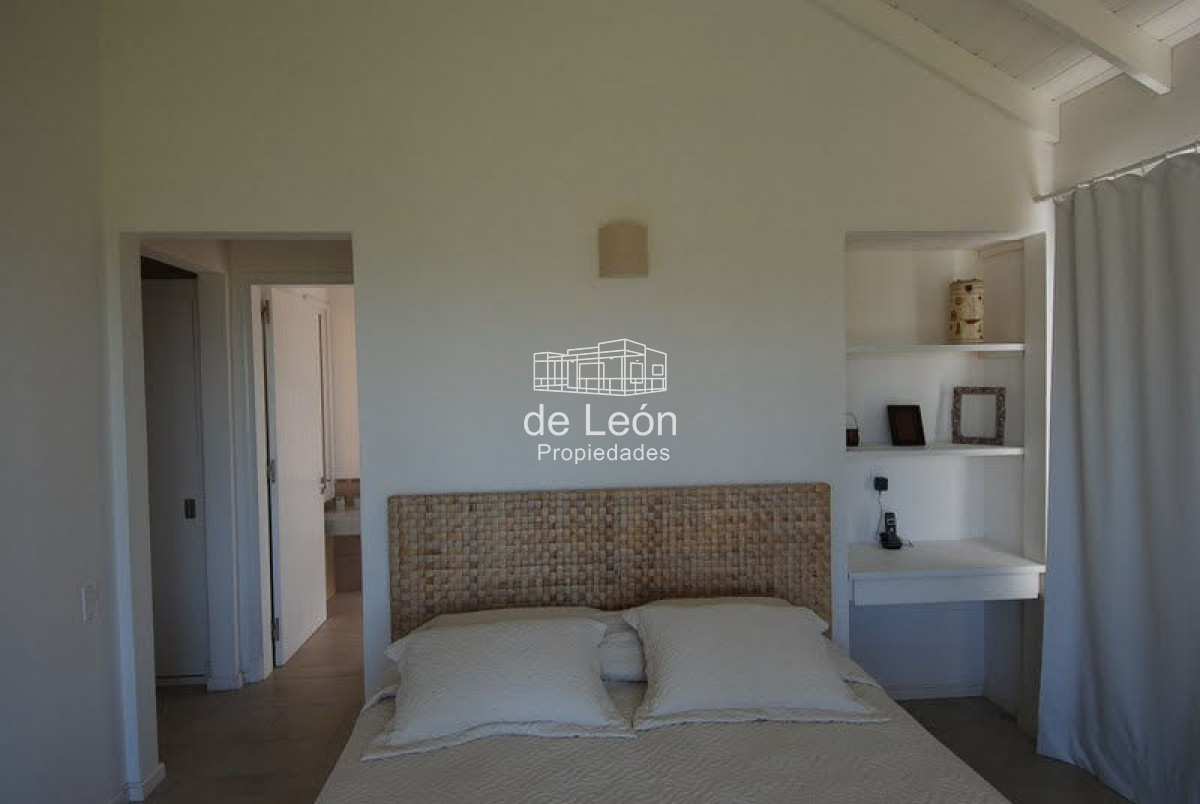 Casa ID.1460 - Casa en Laguna Blanca 5 dormitorios y dependencia de servicio