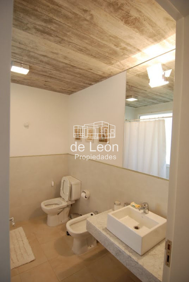 Casa ID.1460 - Casa en Laguna Blanca 5 dormitorios y dependencia de servicio