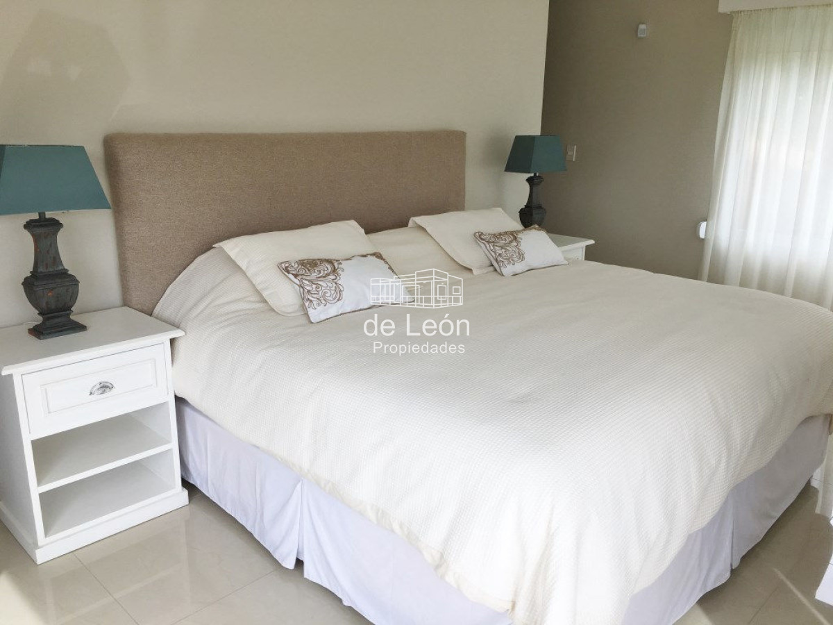 Casa ID.680 - Casa en La Barra, 3 dormitorios en suite y dependencia de servicio.